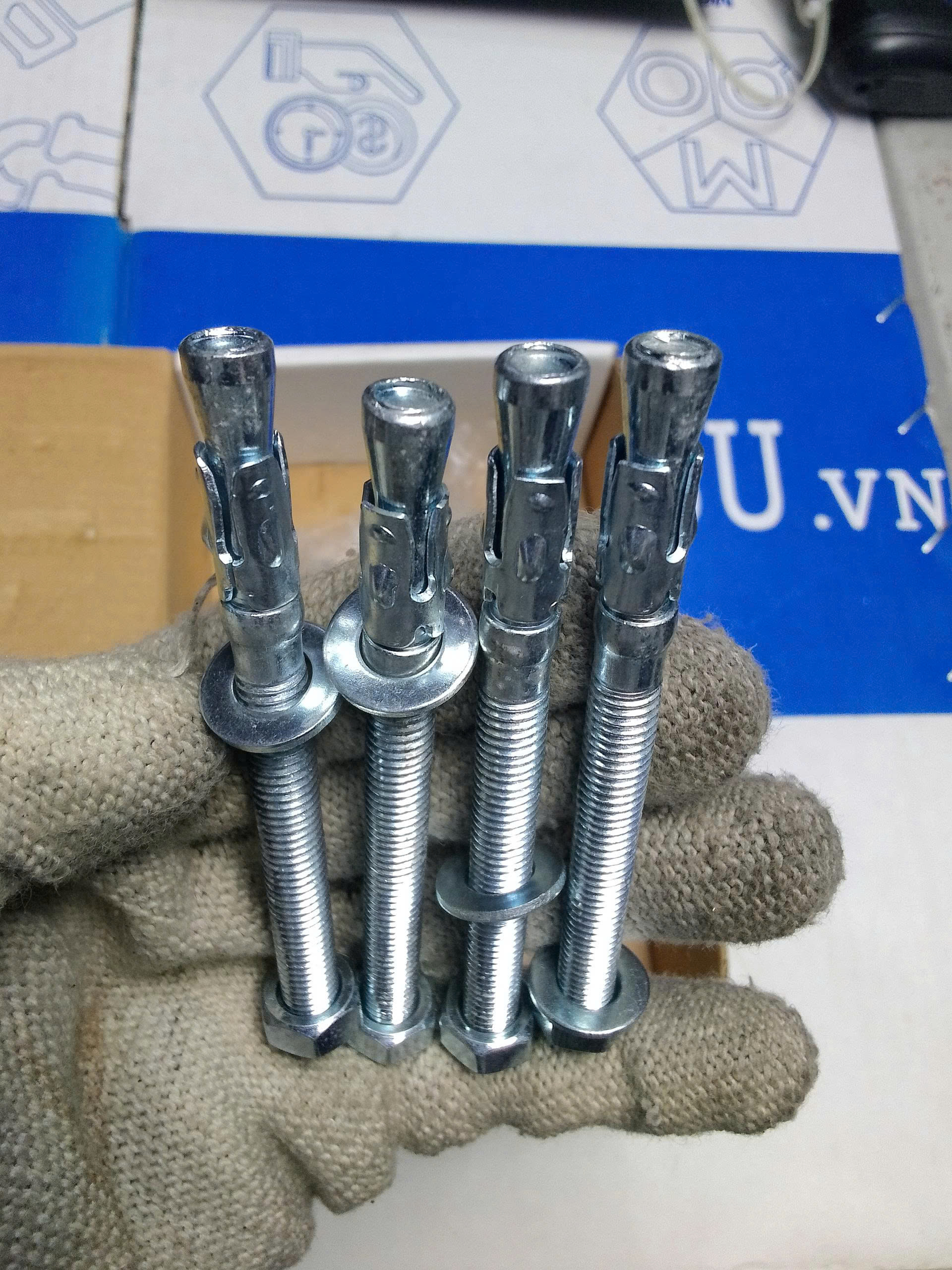 tac-ke-no-3-canh-thep